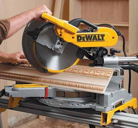 DEWALT 12 MODEL DW 718 SLIDING COMPOUND MITER SAW